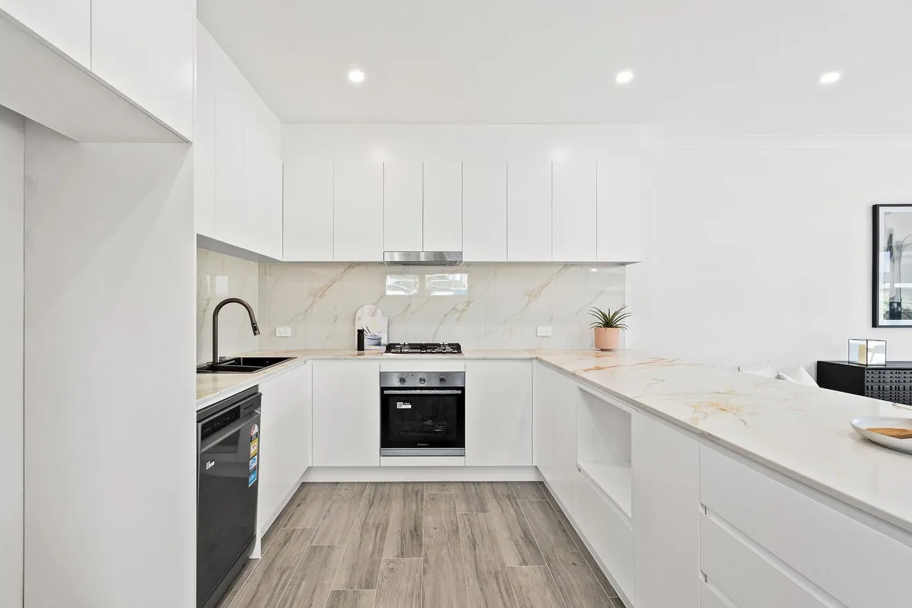 U-shaped kitchen by Ovas Build